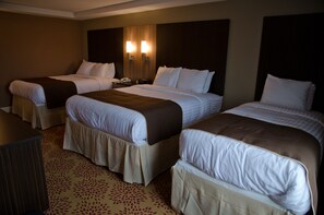 ห้องแฟมิลี่ (Two Queen Beds & One Twin Size Bed) | โต๊ะทำงาน, เตารีด/โต๊ะรีดผ้า, Wi-Fi ฟรี, ผ้าปูที่นอน