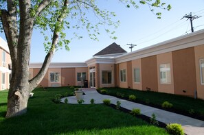 Property grounds - AAshram Hotel by Niagara River (Niagara Falls)