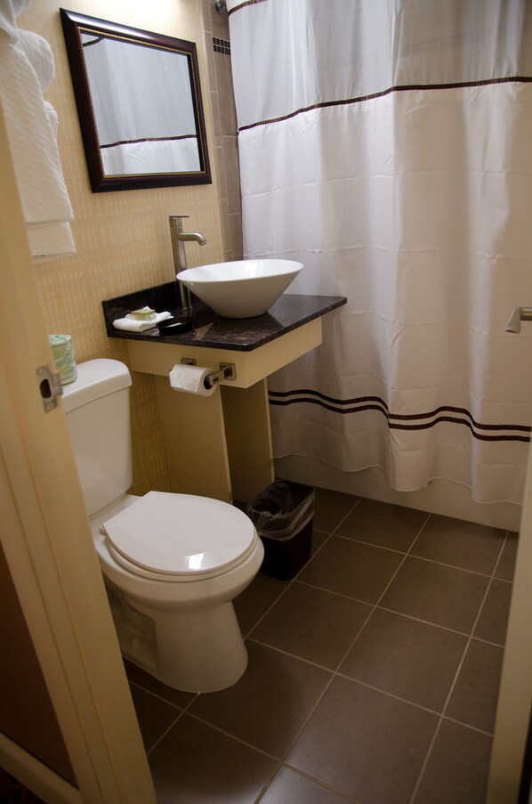 Ein Badezimmer mit Toilette, Waschbecken und Spiegel.