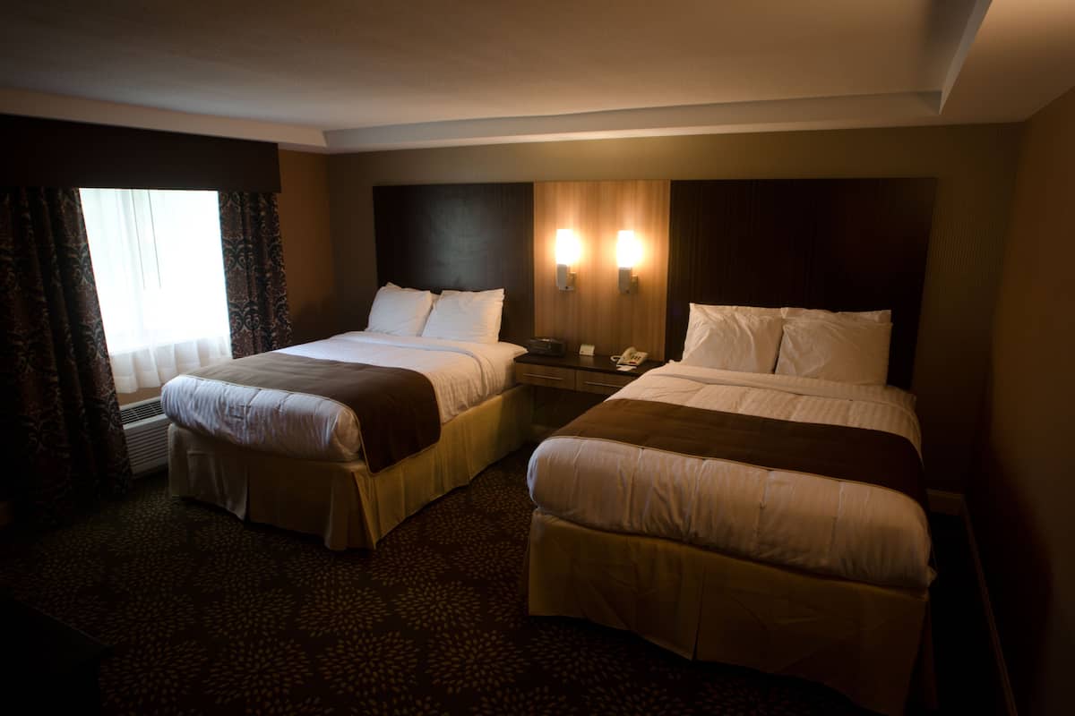 Deluxe Room, 2 Katil Ratu (Queen) | Meja, seterika/papan seterika, Wi-fi percuma, cadar katil