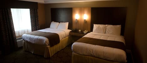 Escritorio, tabla de planchar con plancha, wifi gratis y ropa de cama