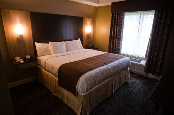 Deluxe Room, 1 King Bed | Desk, iron/ironing board, free WiFi, bed sheets - AAshram Hotel by Niagara River (Niagara Falls)