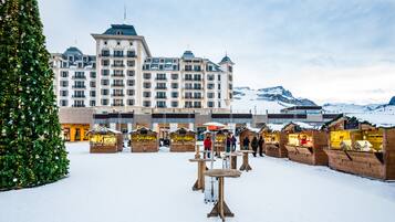 Här finns 2 restauranger som serverar frukost.