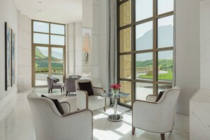 Serve café da manhã, almoço e jantar 