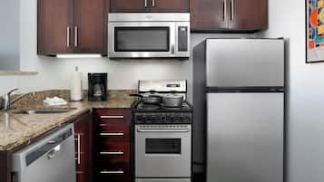 Lemari es besar, microwave, kompor, dan mesin pencuci piring