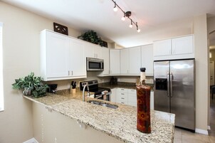 Talo, 4 makuuhuonetta, tupakointi kielletty, yksityinen uima-allas | Yksityinen keittiö | Täysikokoinen jääkaappi, mikroaaltouuni, liesi, astianpesukone