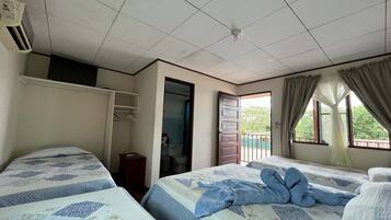 Family Room | Desk, free WiFi, bed sheets