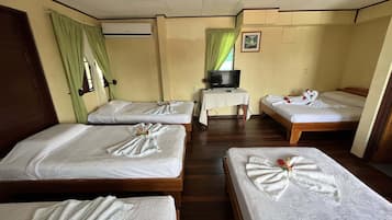 Family Room | Desk, free WiFi, bed sheets