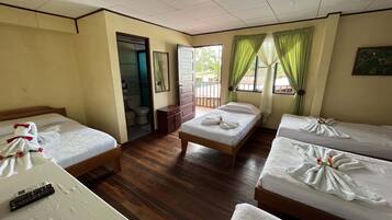 Family Room | Desk, free WiFi, bed sheets