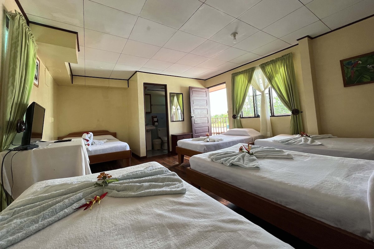 Kamar Keluarga | Meja kerja, Wi-Fi gratis, dan seprai linen