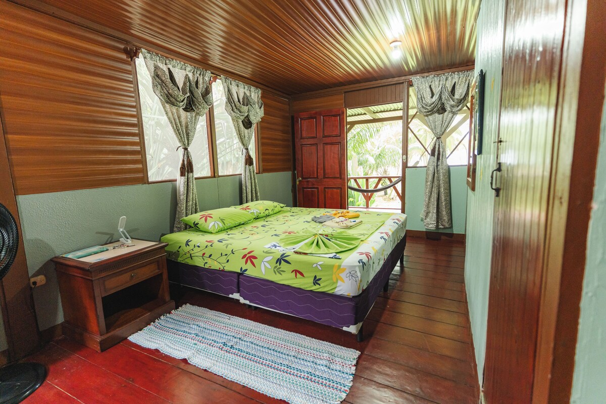Standard Room, Sea View | Desk, individually decorated, bed sheets