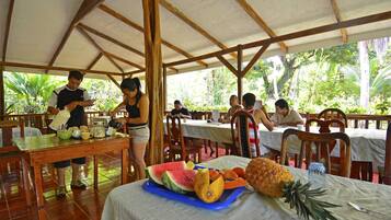 Melayani sarapan, makan siang, makan malam; dengan pemandangan taman