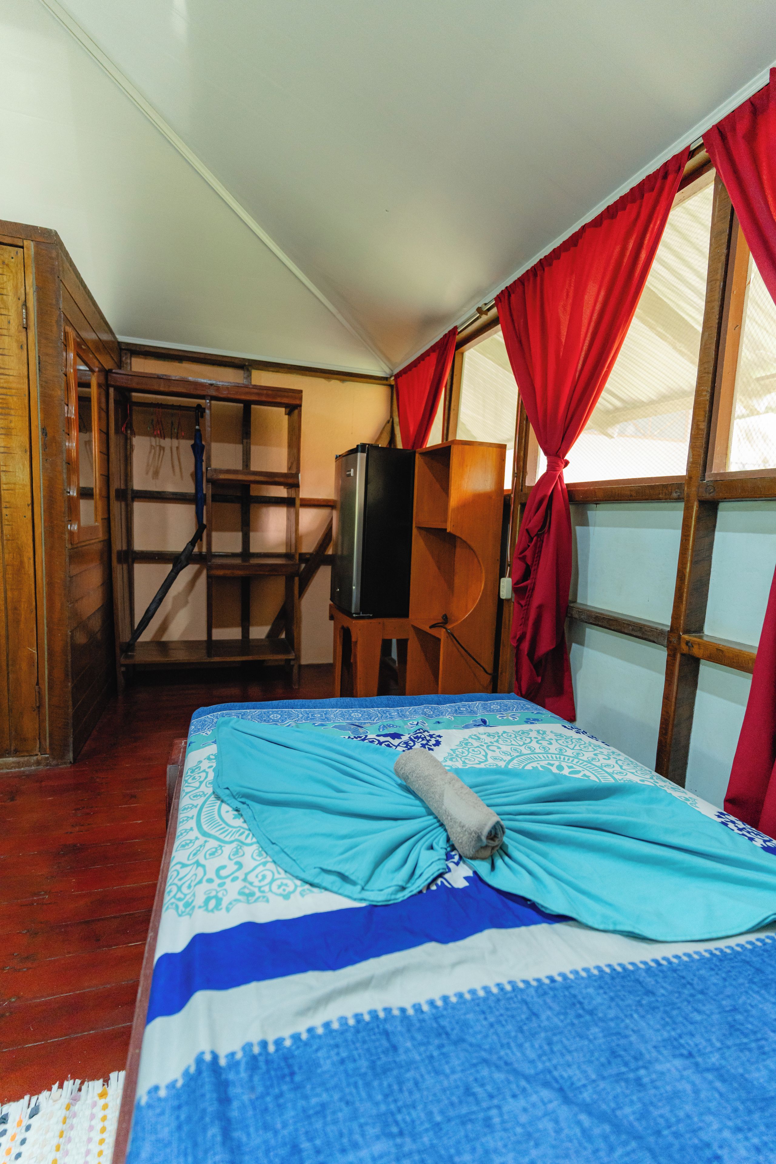 Standard Room, Garden View | Desk, individually decorated, bed sheets