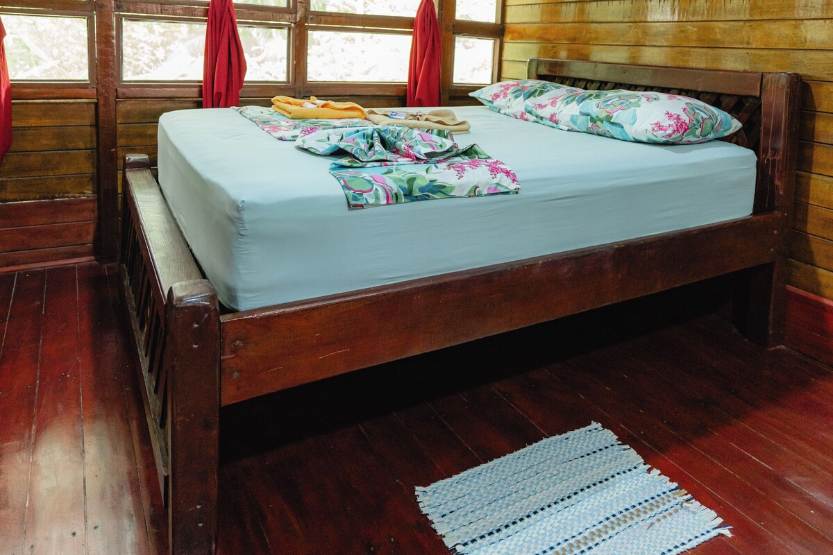 Standard Room, Garden View | Desk, individually decorated, bed sheets