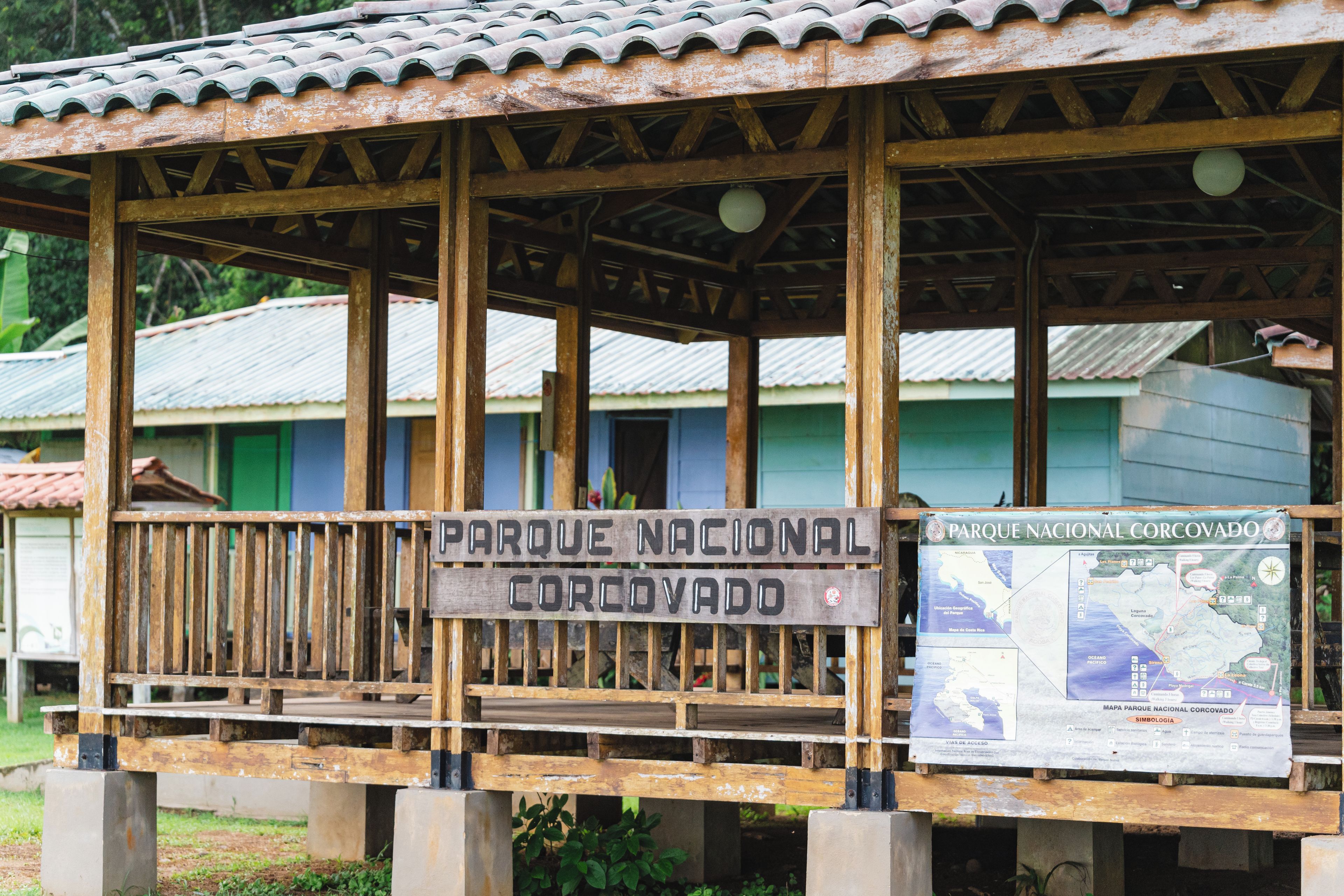 Eine Holzhütte mit einem Schild, auf dem 'Parque Nacional Corcovado' steht.