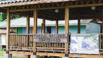 Eine Holzhütte mit einem Schild, auf dem 'Parque Nacional Corcovado' steht.