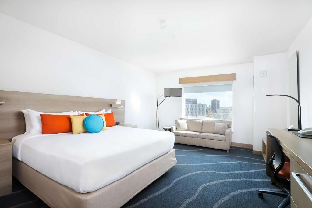 Premium bedding, down comforters, in-room safe, desk