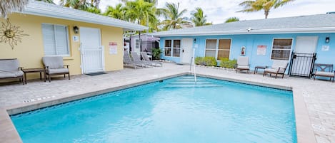 Piscina all'aperto, ombrelloni da piscina, lettini