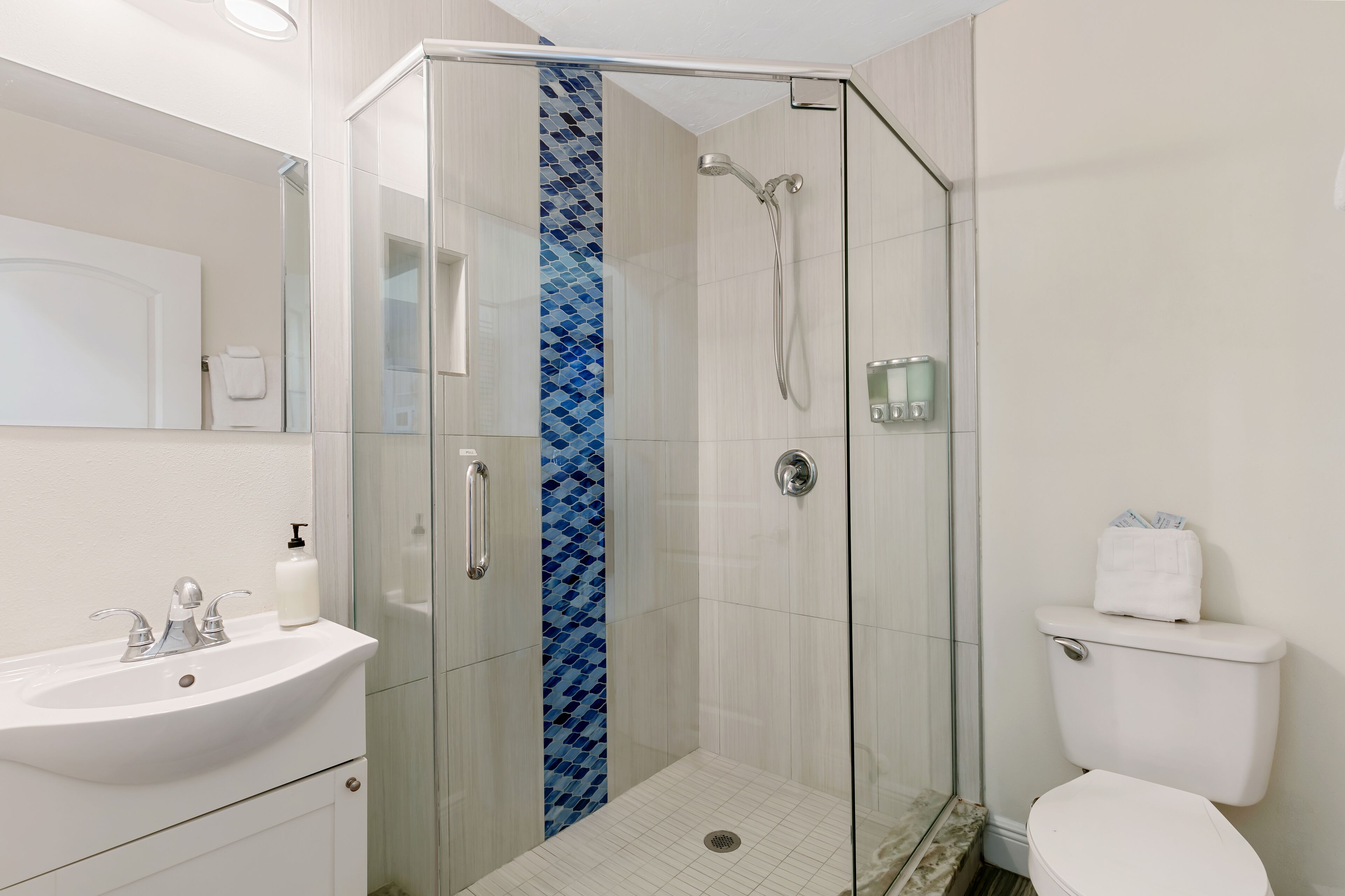luxury suite, 1 bedroom, pool access | bathroom | free toiletries, hair dryer, towels
