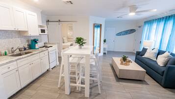 Cafetera/tetera, tostadora, artículos de limpieza, servilletas de papel