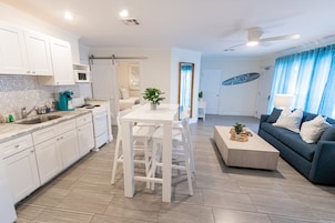 Cafetera/tetera, tostadora, artículos de limpieza, servilletas de papel