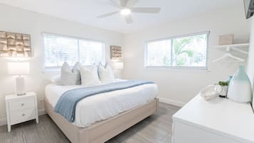 Premium Two Bedroom Suite | Edredón, decoración personalizada y muebles diferentes