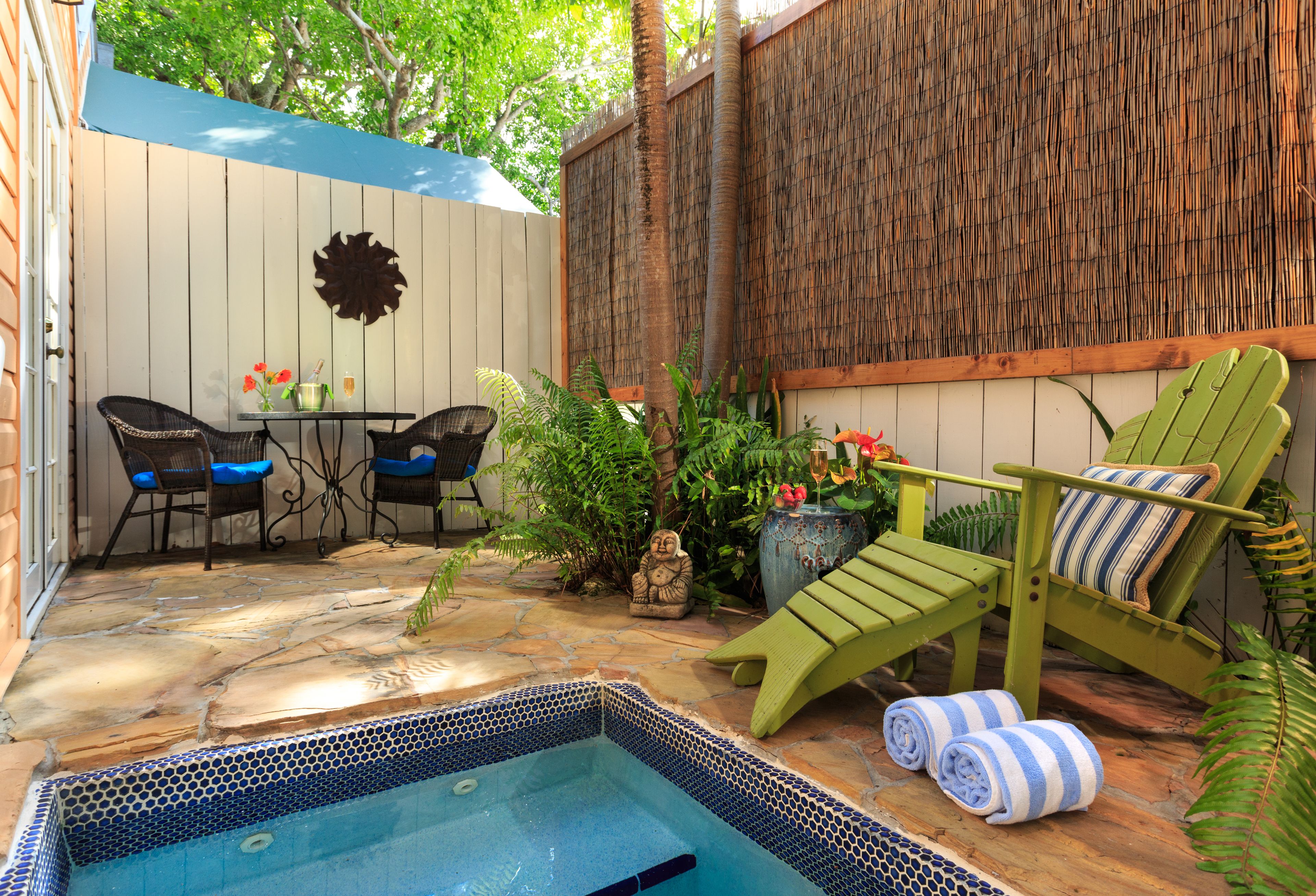 11 Gecko's Garden - Adults Only | Outdoor spa tub