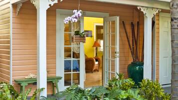 Superior cottage, 1 kingsize bed, bubbelbad, aan tuin (11 Gecko's Garden - Adults Only)
