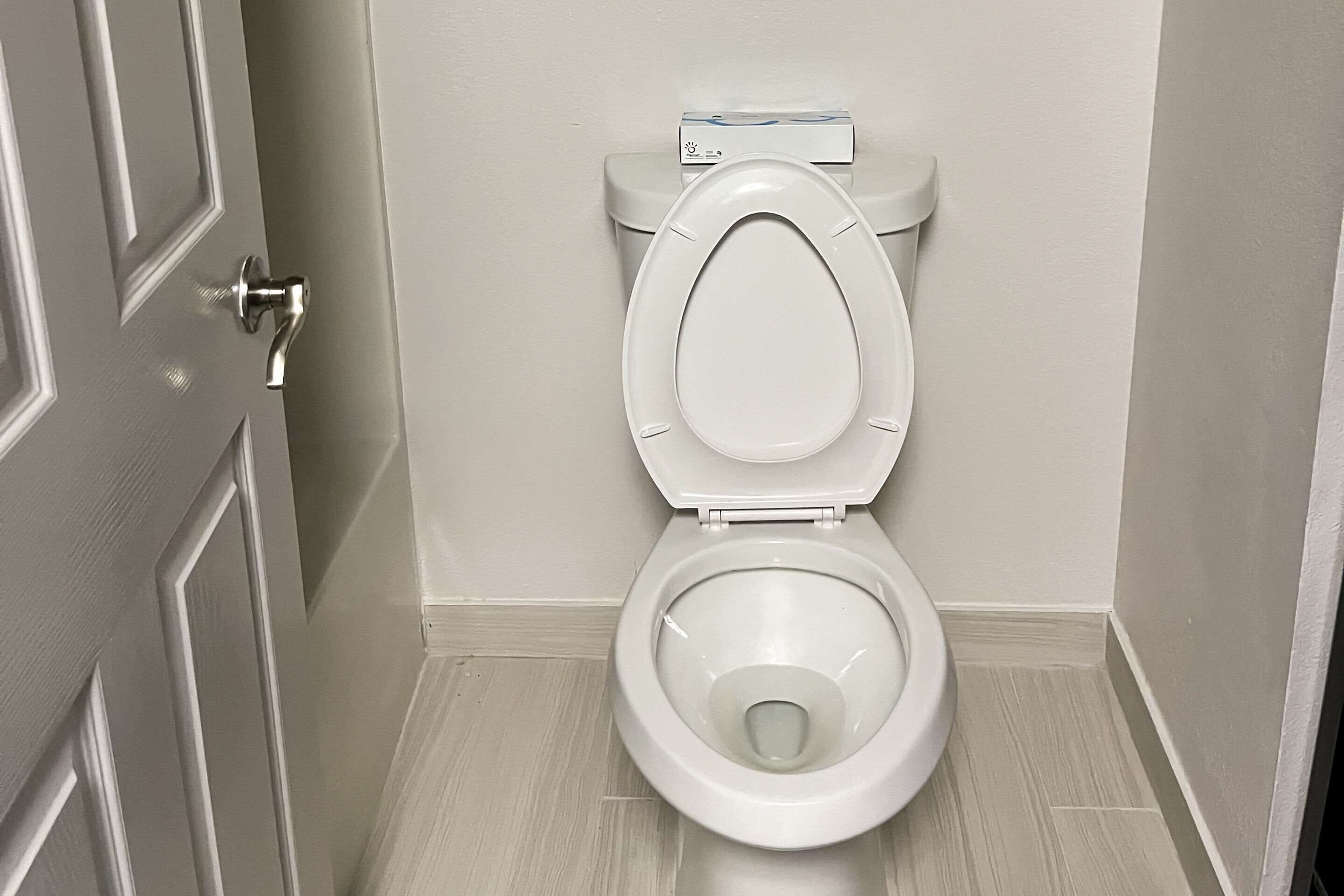 Toalettartikler (inkludert), hårføner og håndklær