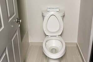 Toalettartikler (inkludert), hårføner og håndklær