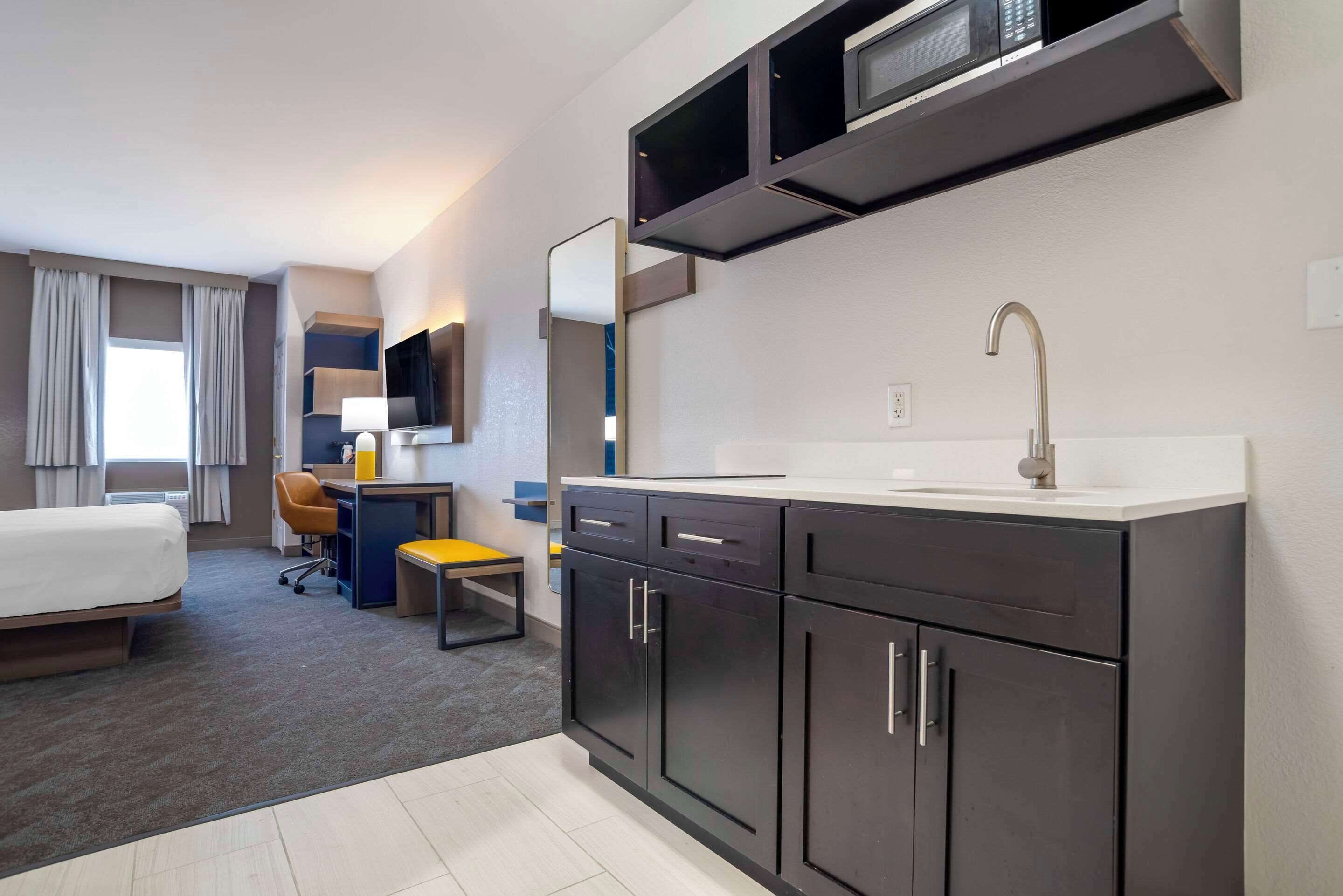 Habitación, 1 cama de matrimonio grande, no fumadores (Efficiency, Upgrade) | Escritorio, espacio para trabajar con un portátil, cortinas opacas