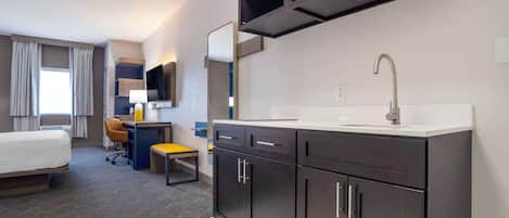 Rom, 1 kingsize-seng, ikke-røyk (Efficiency, Upgrade) | Skrivebord, skrivebord for bærbar PC og blendingsgardiner