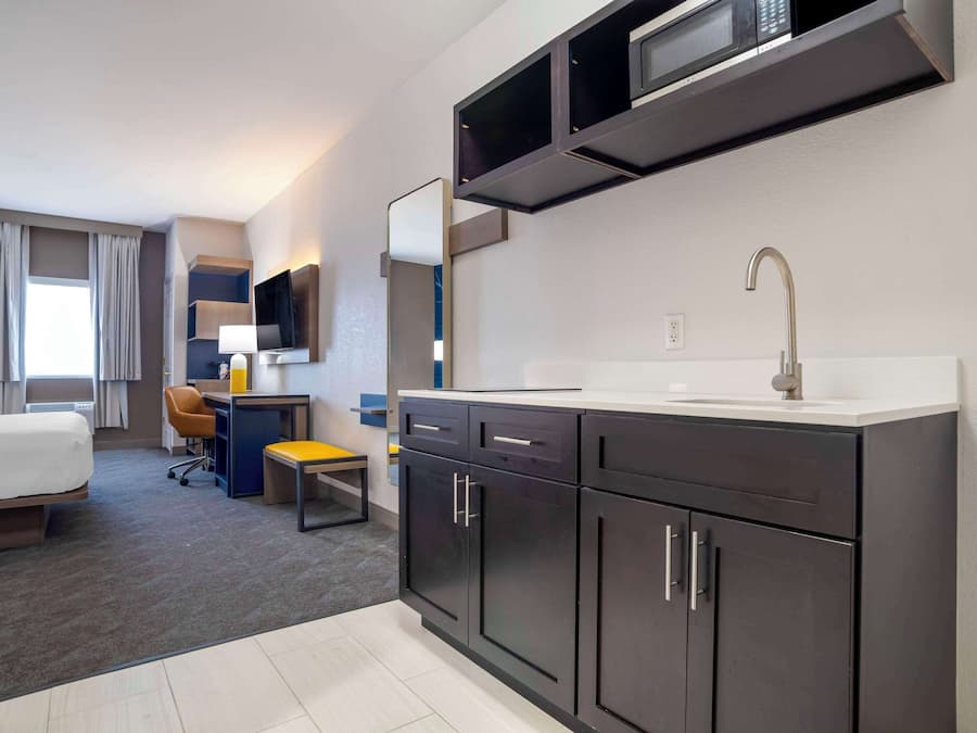 Kamer, 1 kingsize bed, niet-roken (Efficiency, Upgrade) | Een bureau, een laptopwerkplek, verduisterende gordijnen