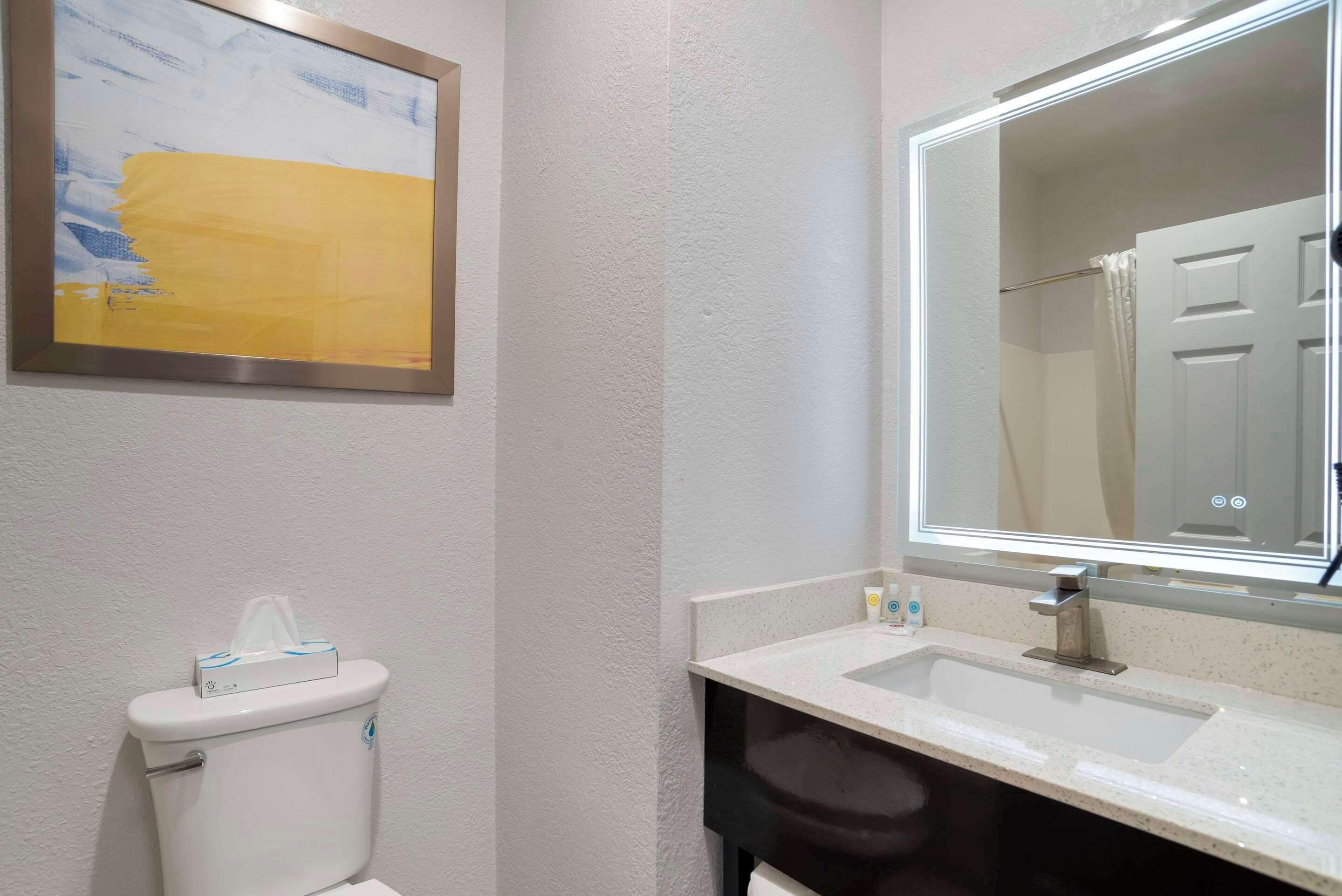 Rom, 1 kingsize-seng, ikke-røyk (Efficiency, Upgrade) | Skrivebord, skrivebord for bærbar PC og blendingsgardiner