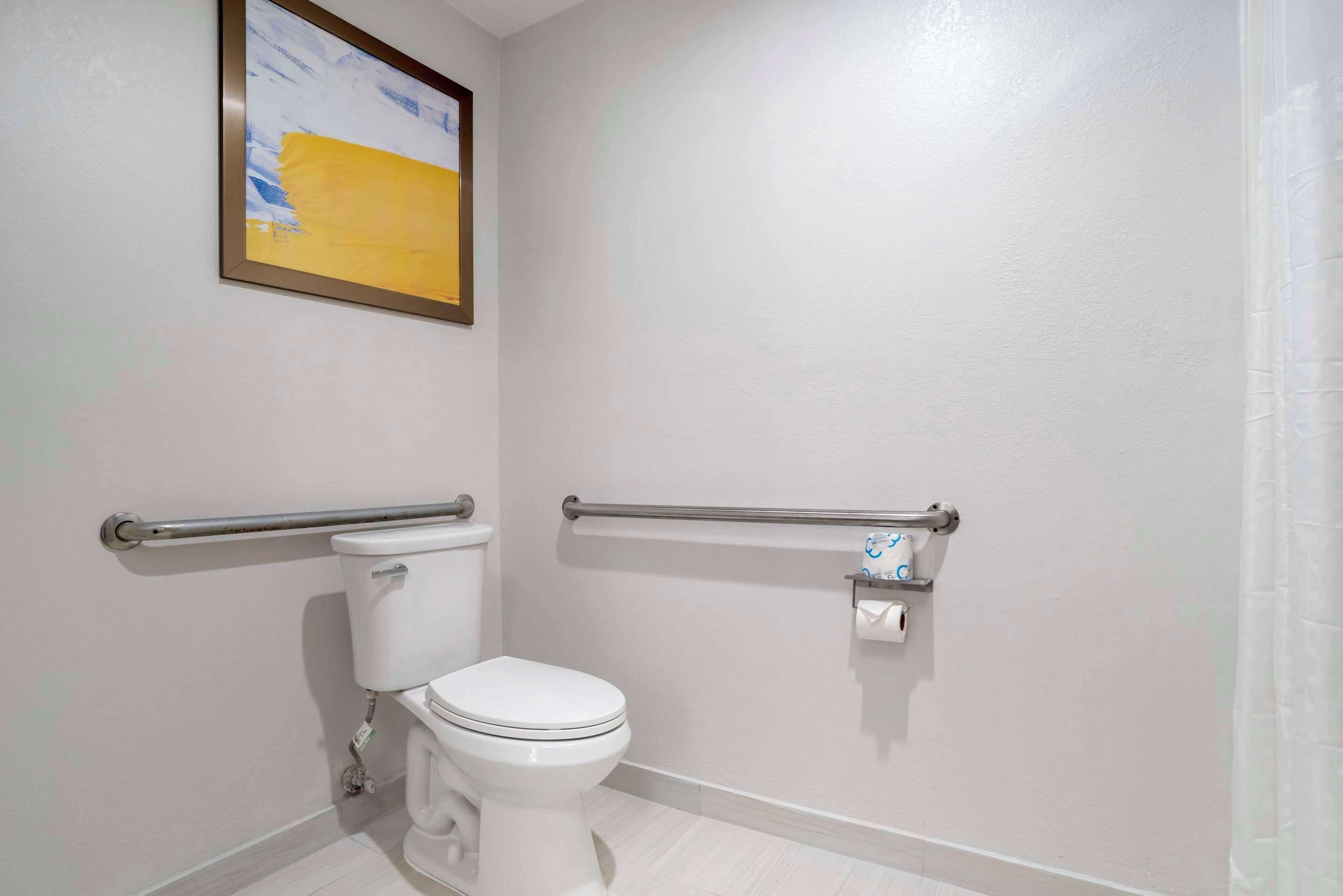 Rom, 1 kingsize-seng, tilgjengelighetstilpasset, ikke-røyk | Skrivebord, skrivebord for b ærbar PC og blendingsgardiner