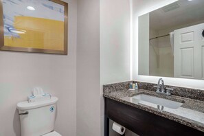 Rom – standard, 1 kingsize-seng, ikke-røyk | Skrivebord, skrivebord for bærbar PC og blendingsgardiner