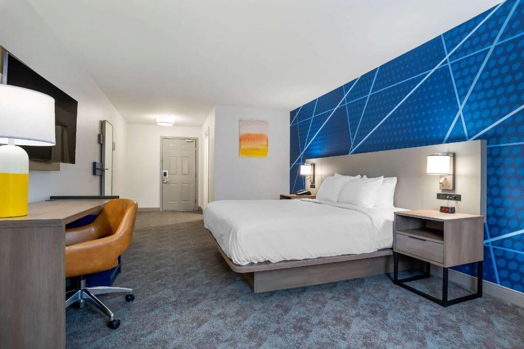 Bureau, espace de travail pour ordinateur portable, rideaux occultants