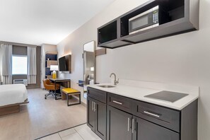 Chambre, 1 très grand lit, non-fumeurs (Efficiency, Upgrade) | Bureau, espace de travail pour ordinateur portable, rideaux occultants