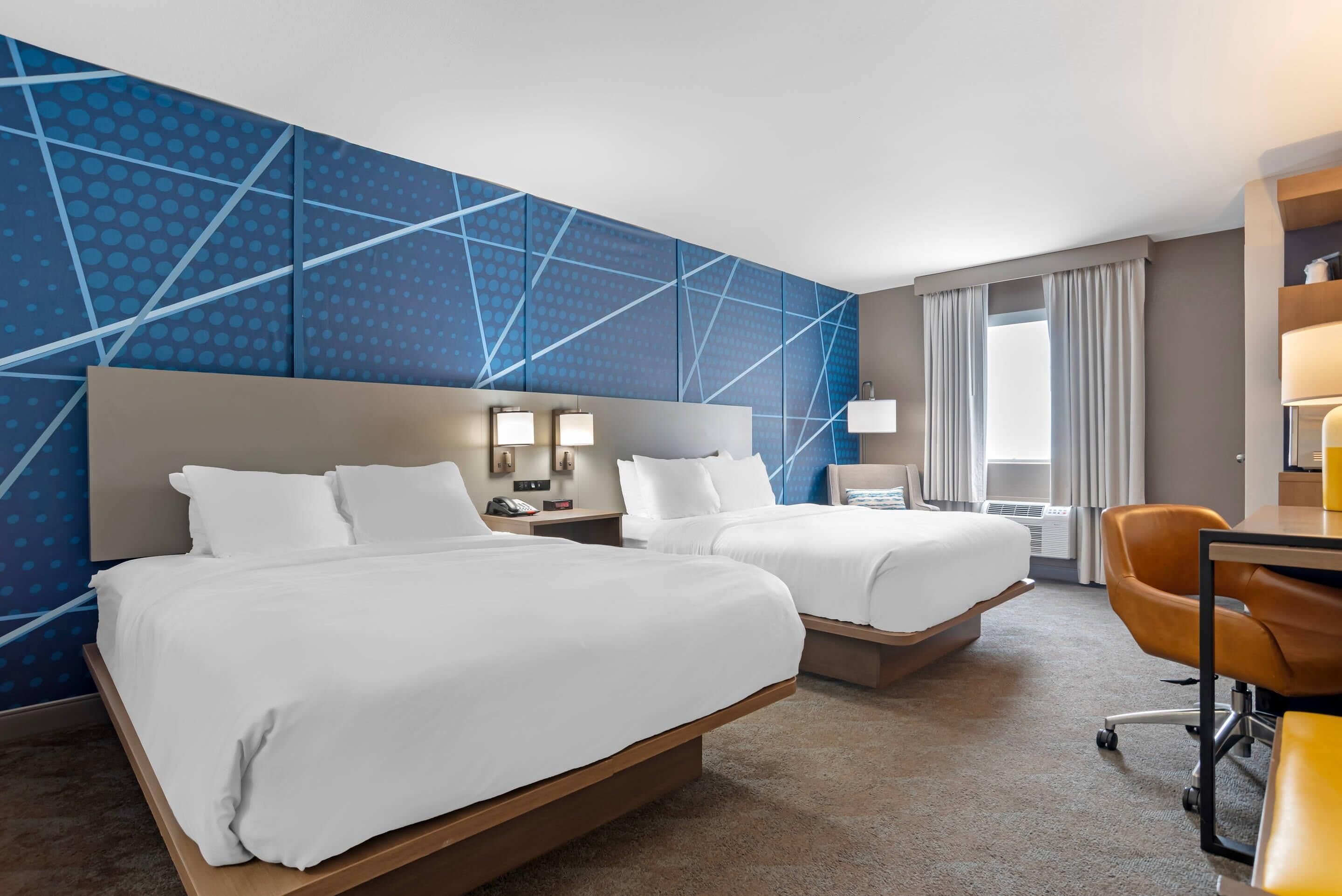 Room, 2 Katil Ratu (Queen), Non Smoking | Meja, ruang kerja komputer riba, langsir/tirai gelap terus 