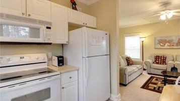 Condo, 1 phòng ngủ | Bếp riêng | Tủ lạnh, lò vi sóng, bếp nấu, máy rửa bát