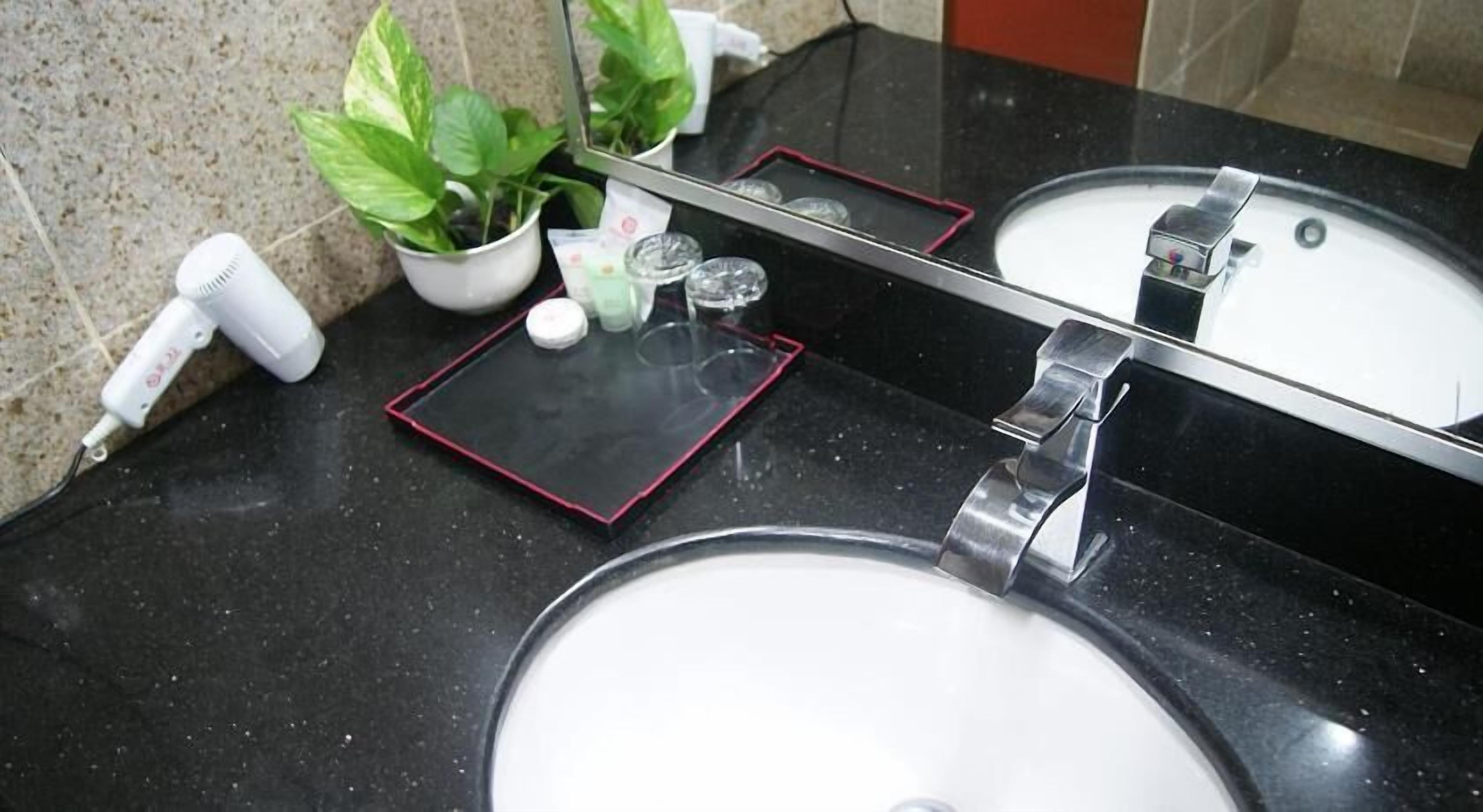 Kylpyhuone | Suihku, ilmaiset hygieniatuotteet, hiustenkuivaaja