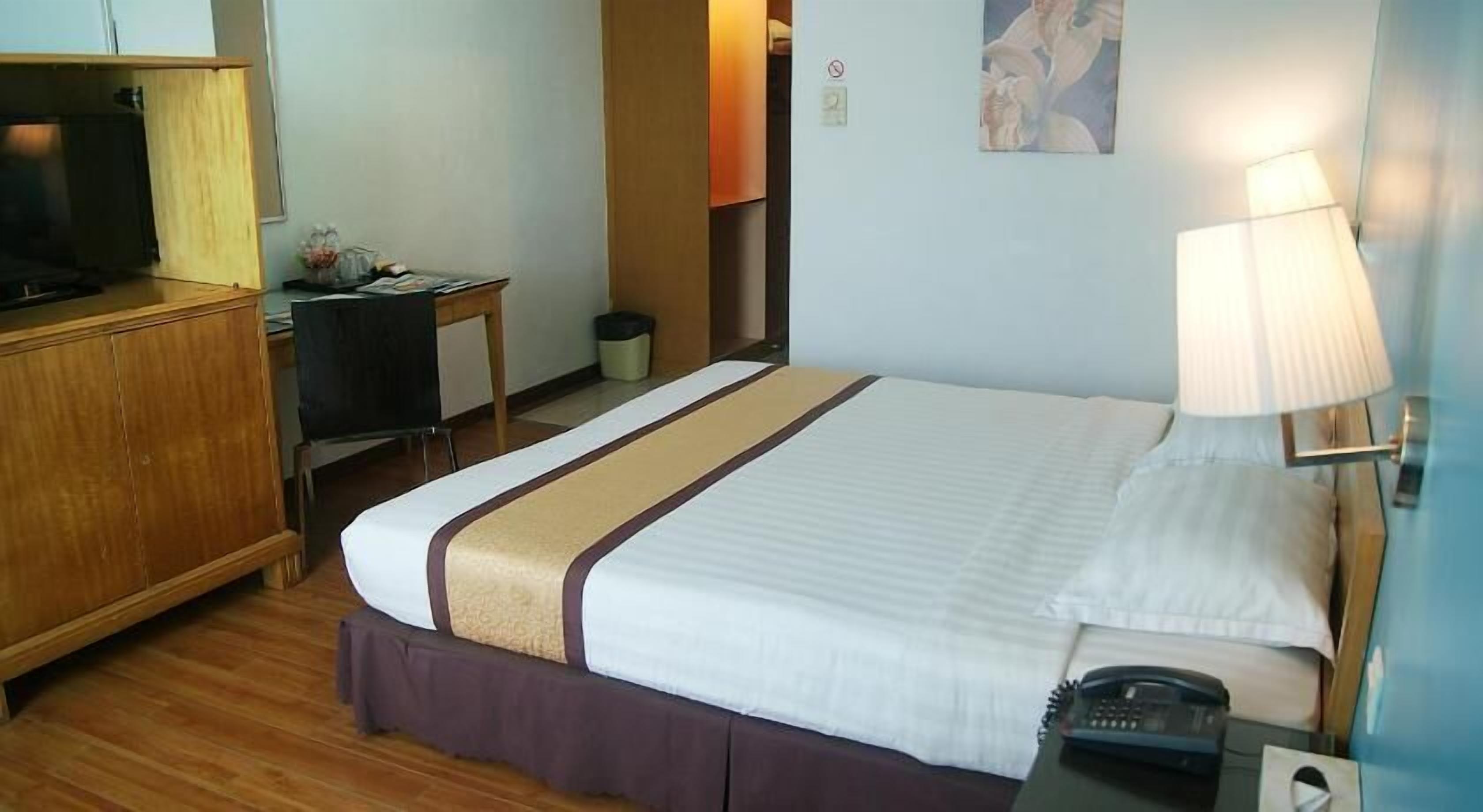 Bàn, bàn ủi/dụng cụ ủi quần áo 