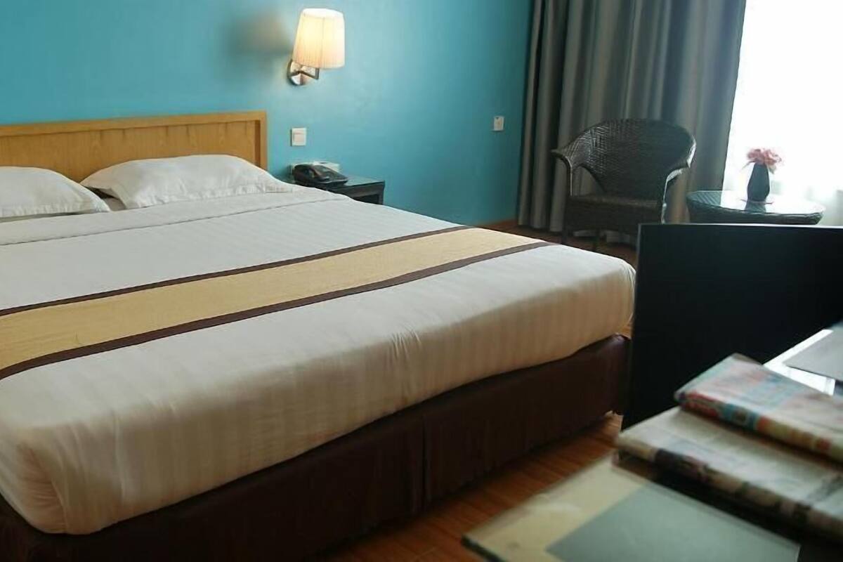 Skrivebord og strykejern/-brett