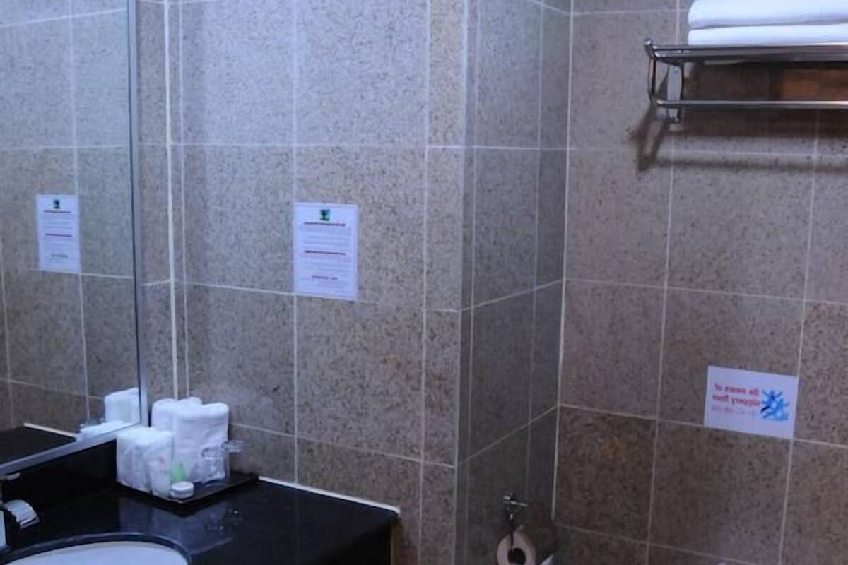 Dusche, kostenlose Toilettenartikel, Haartrockner