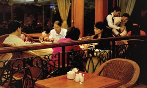 Outdoor dining - Tang Dynasty Bay Hotel (Kota Kinabalu)
