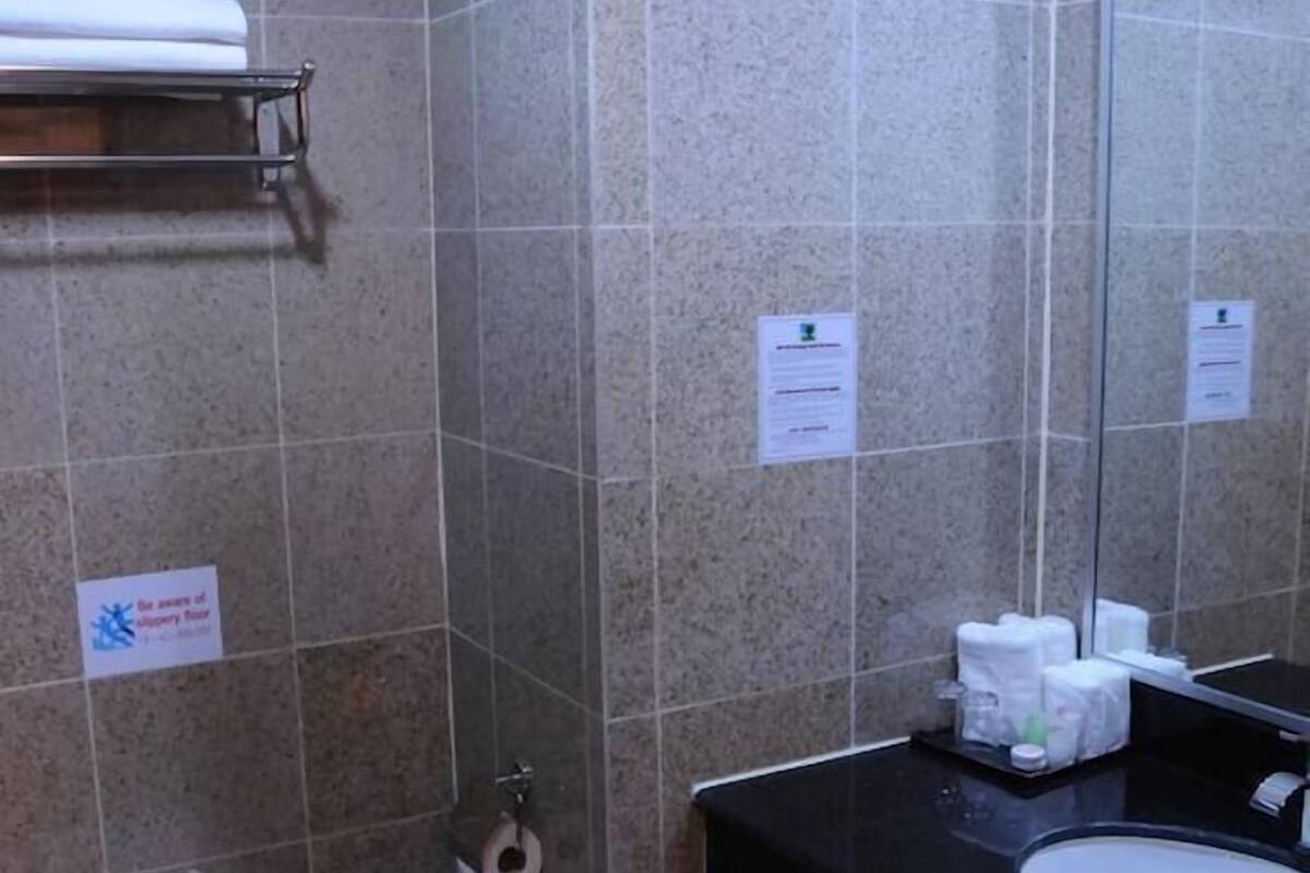 Dusche, kostenlose Toilettenartikel, Haartrockner