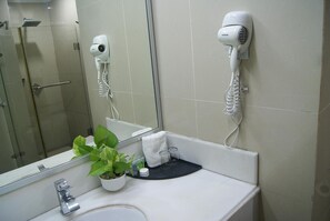 Shower - Tang Dynasty Park Hotel (Kota Kinabalu)