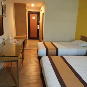 A hotel room with a bed, a desk, and a chair. - Tang Dynasty Lodge (Tuaran)