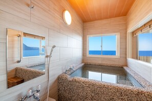 Twin kamer, niet-roken (Japanese Style, w/observatory bath) | Luxe beddengoed, een kluis op de kamer, een bureau