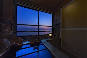 Superior kamer (2 Single Beds and 2 Japanese Futon) | Luxe beddengoed, een kluis op de kamer, een bureau